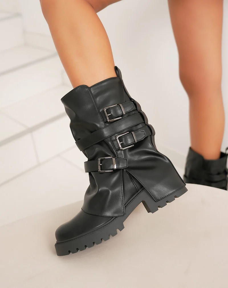 Bottines noires à revers avec sangles décoratives et semelle crantée