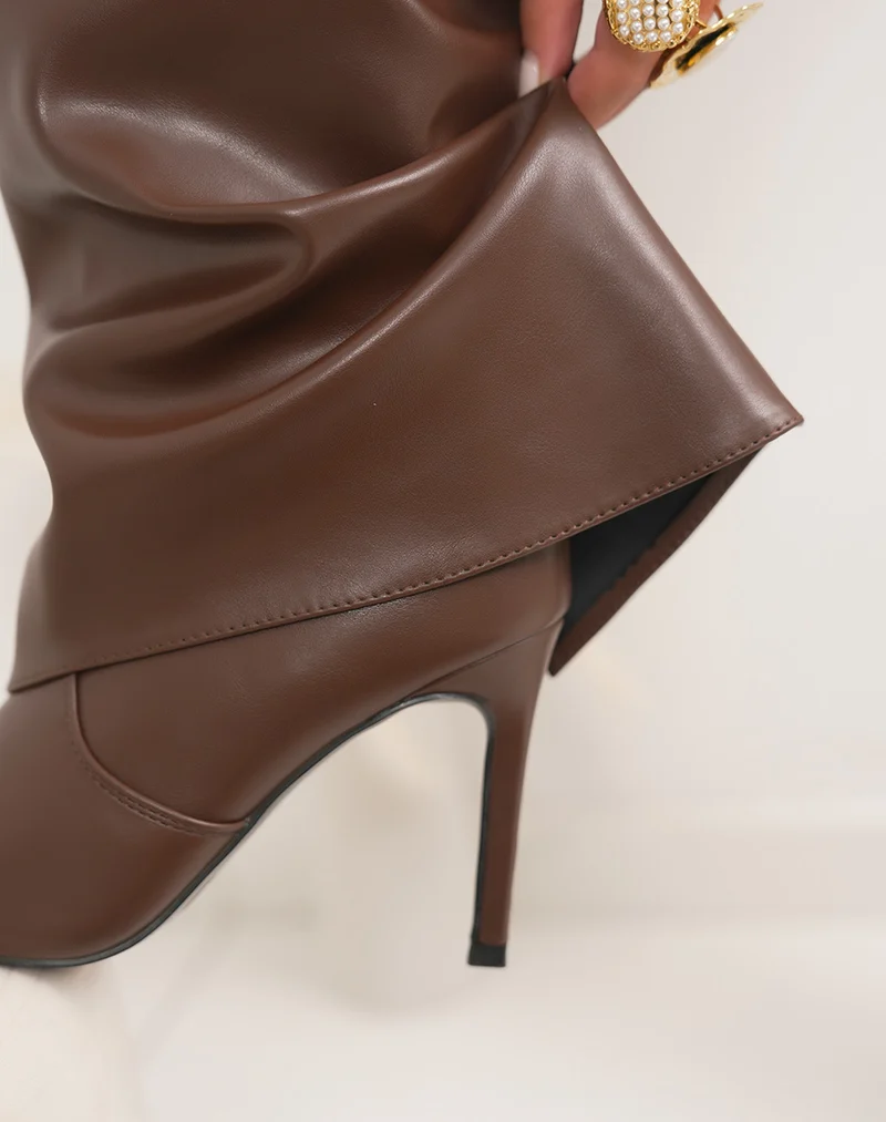 Bottes marron à revers avec bout pointu et talons aiguilles raffinés
