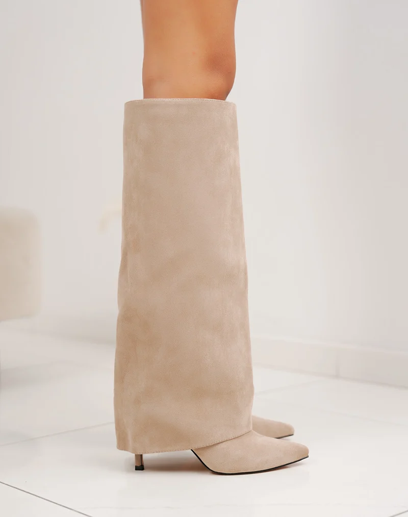 Bottes beiges en suédine avec talons aiguilles et bout pointu