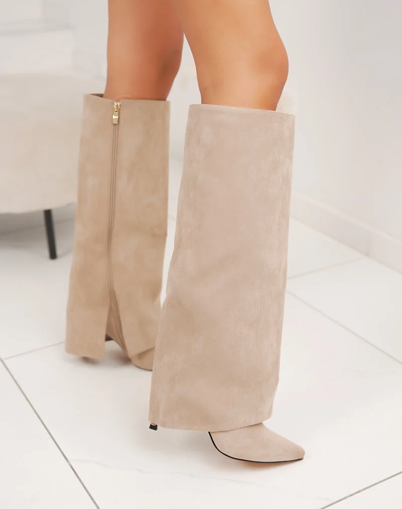 Bottes beiges en suédine avec talons aiguilles et bout pointu