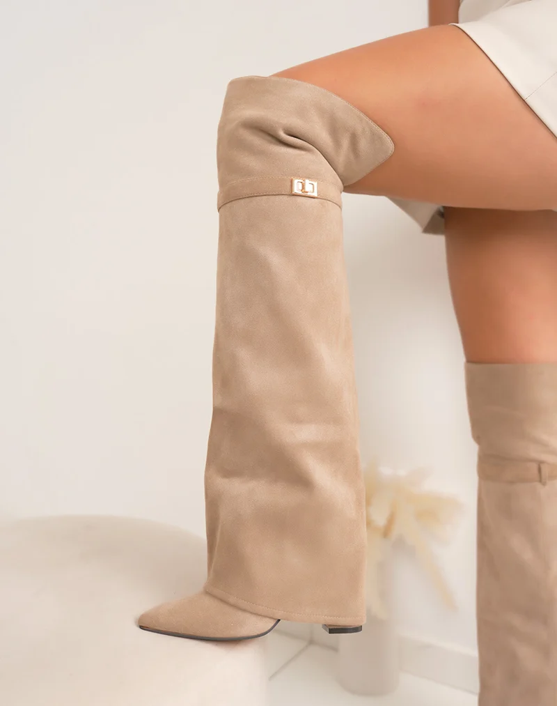 Cuissardes beige en suédine – Talon carré 11cm – Bout pointu