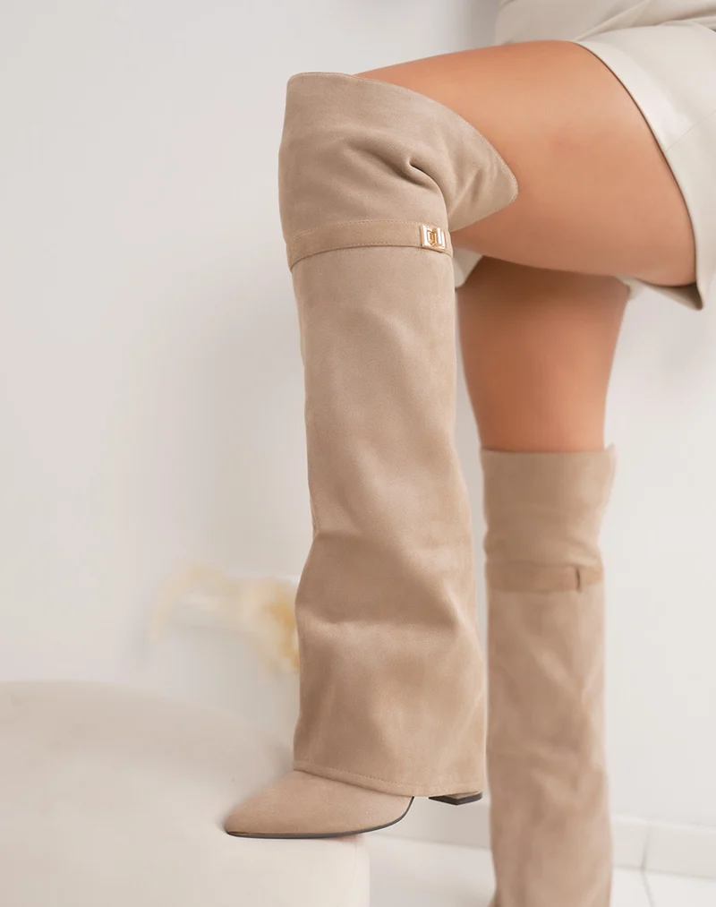 Cuissardes beige en suédine – Talon carré 11cm – Bout pointu