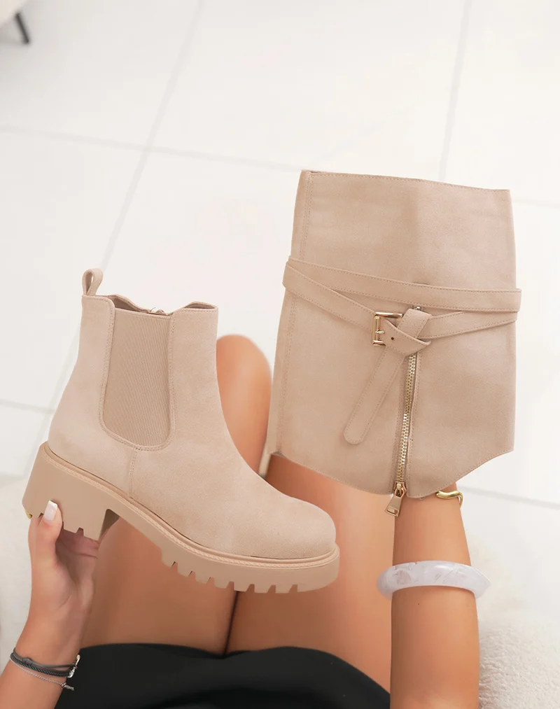 Bottines Chelsea beige fourrées – Tige amovible avec lanières et boucle dorée