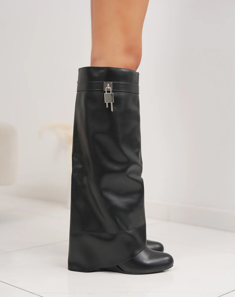 Bottes noires à talon compensé – Revers et cadenas argenté