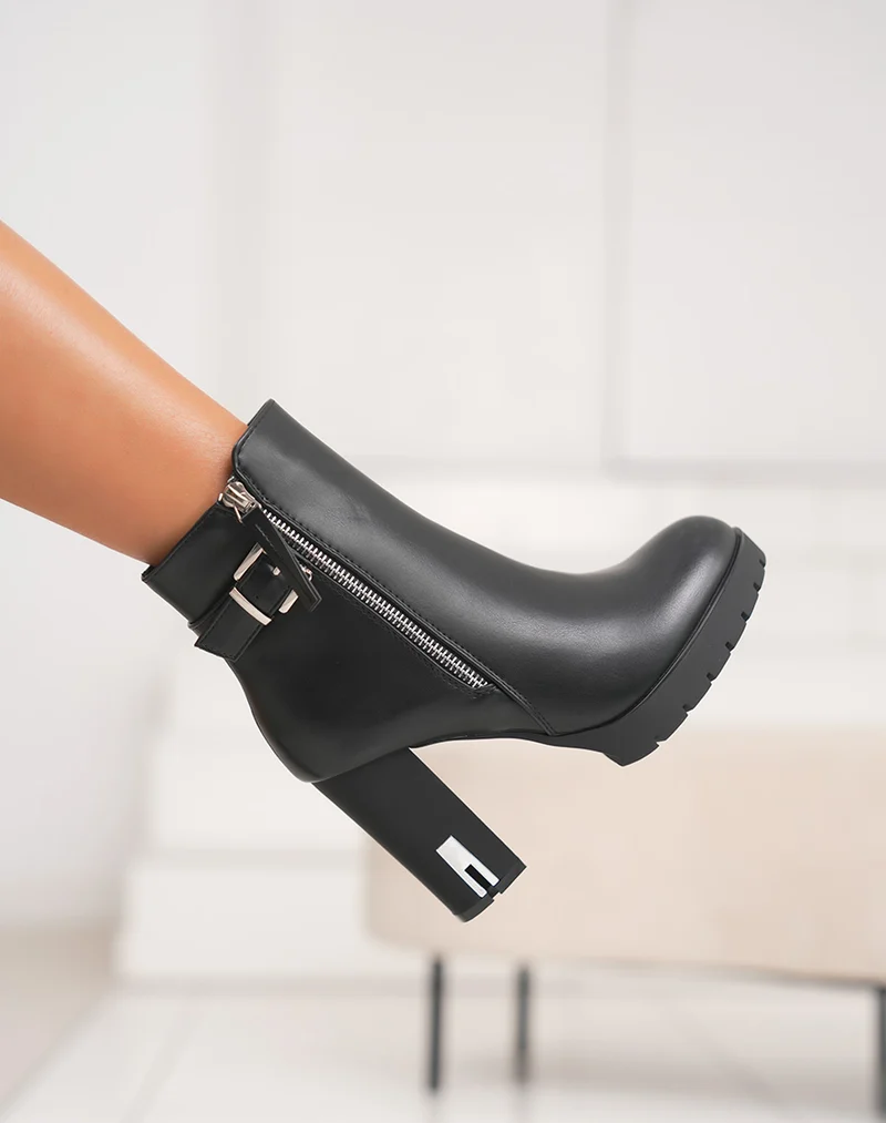 Bottines noires à talon carré avec zip et détails argentés – Intérieur fourré
