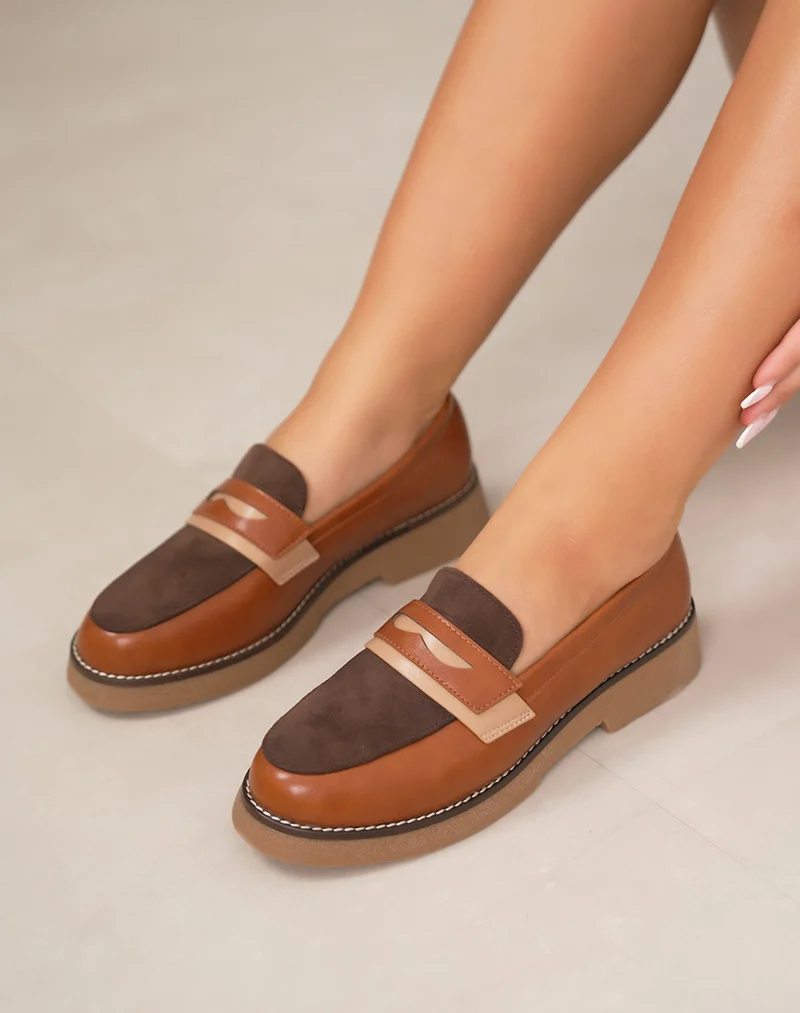 Mocassins femme camel avec empiècements marron et semelle marron claire