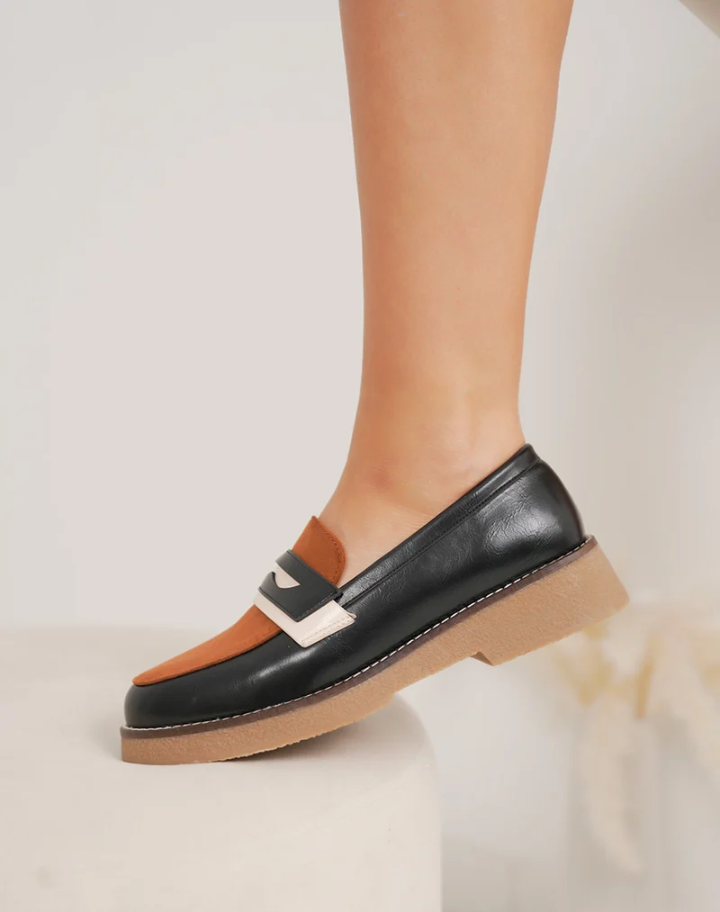 Mocassins femme noirs élégants avec empiècement camel et semelle marron claire