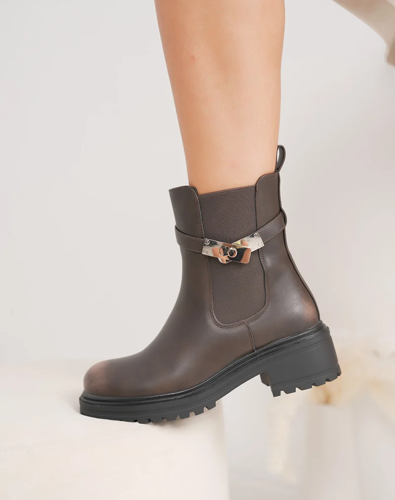 Bottines femme marron style Chelsea à lanière argentée et semelle crantée