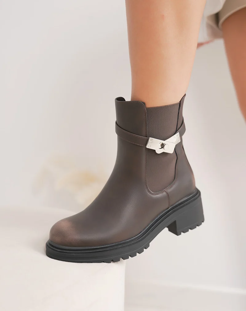 Bottines femme marron style Chelsea à lanière argentée et semelle crantée