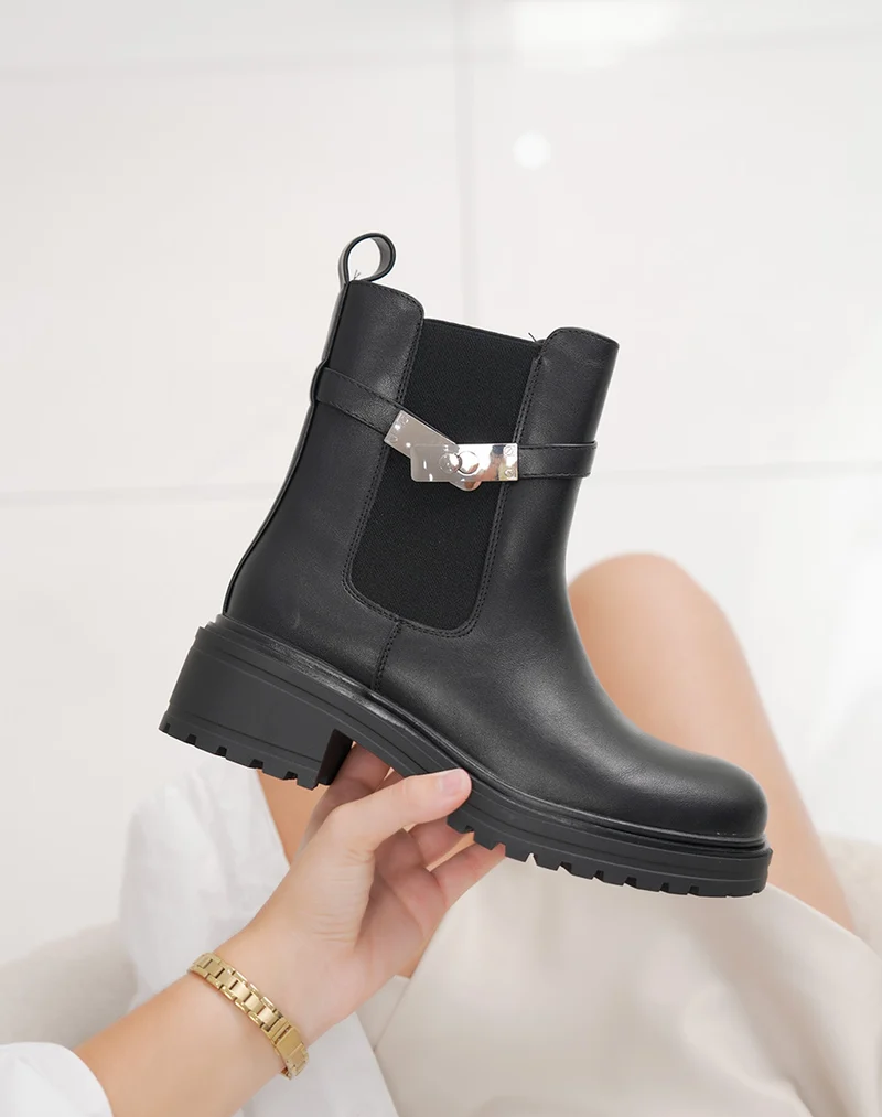 Bottines femme noires style Chelsea à lanière argentée et semelle crantée