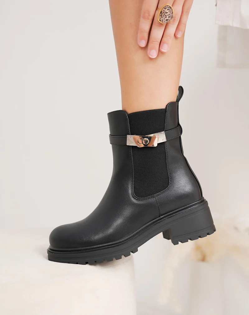 Bottines femme noires style Chelsea à lanière argentée et semelle crantée