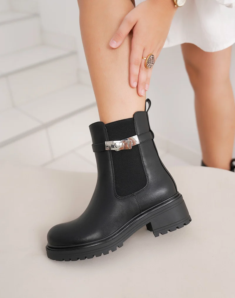 Bottines femme noires style Chelsea à lanière argentée et semelle crantée
