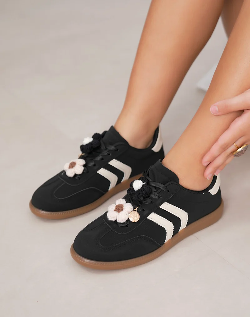 Basket femme noire à breloque fleur et détails blancs élégants