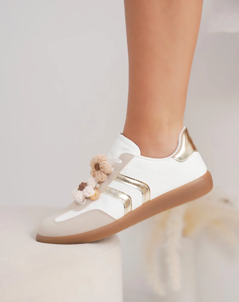 Basket femme beige à breloque fleur et détails dorés tendance