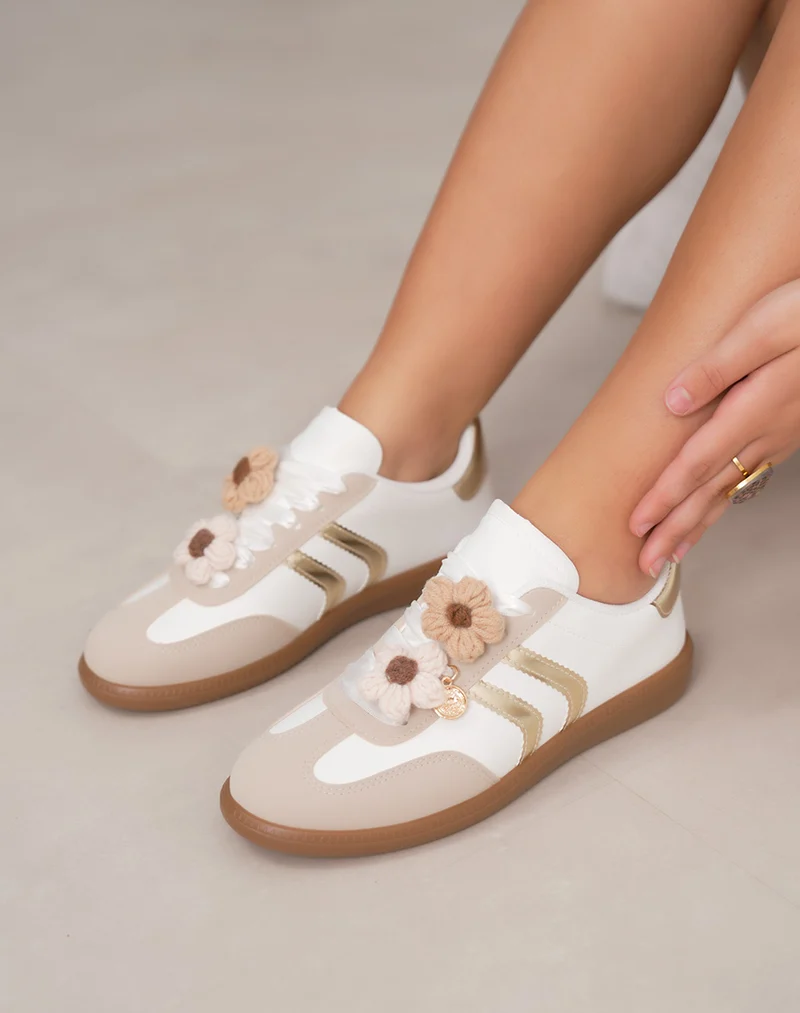 Basket femme beige à breloque fleur et détails dorés tendance