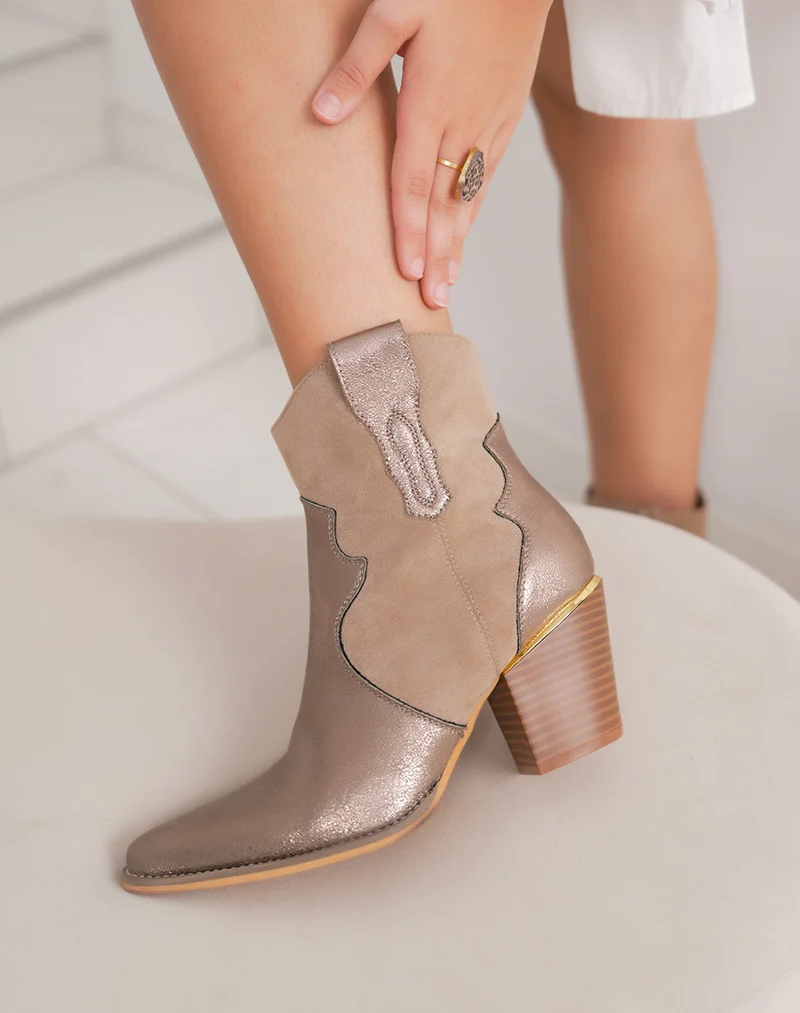 Bottines santiags femme taupe et bronze à talon biseauté tendance