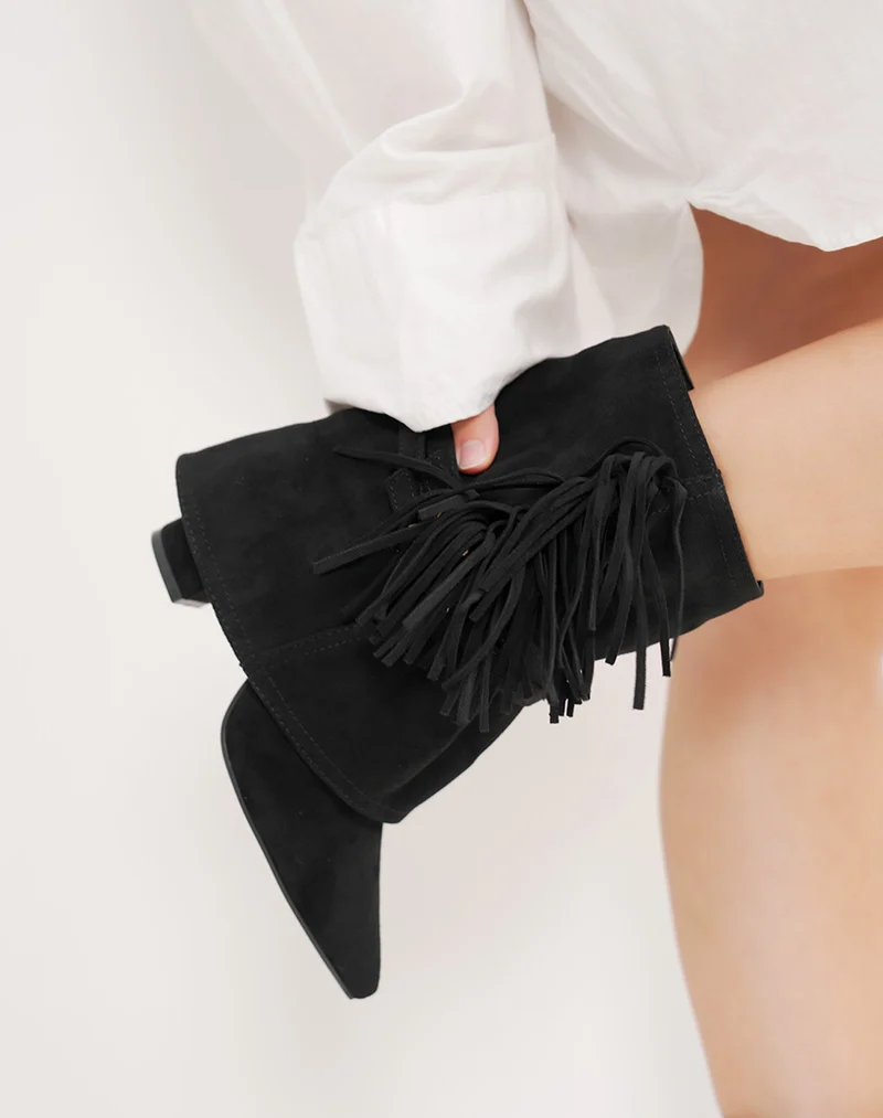 Bottine femme noire en suédine à franges tendance et boucle dorée