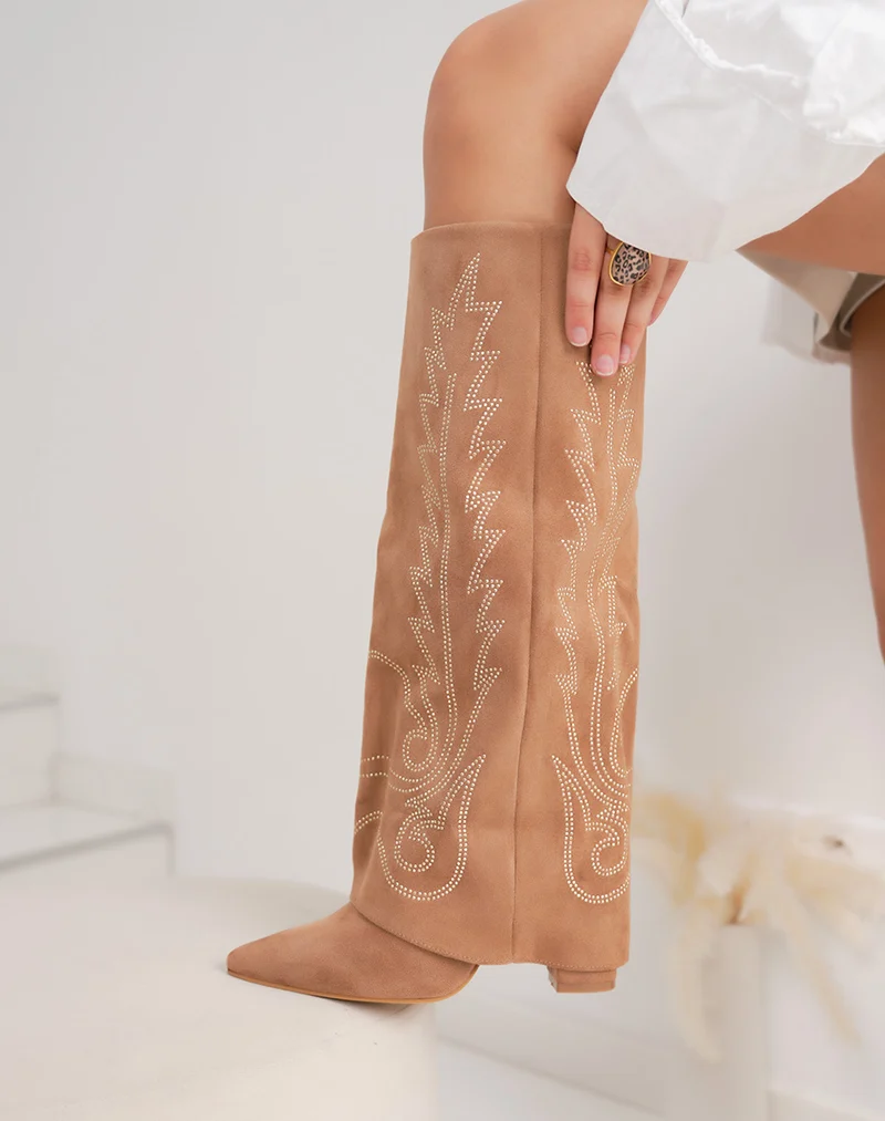 Bottes femme camel style santiags avec strass noirs tendance et bout pointu