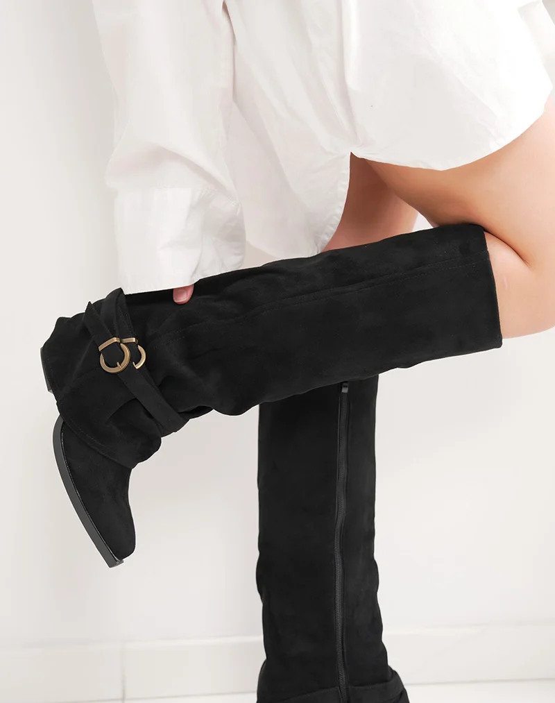 Bottes femme noires en suédine à talon haut avec boucle dorée chic
