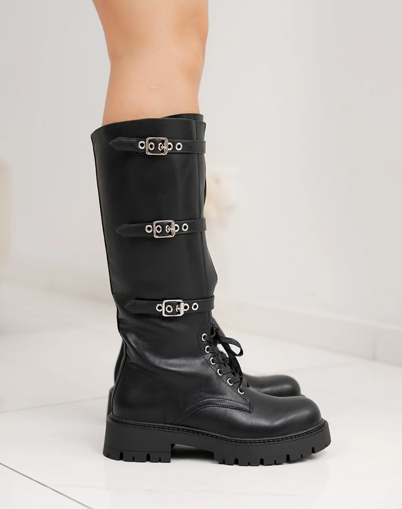 Bottes femme noires à lacets avec brides argentées tendance et semelle crantée