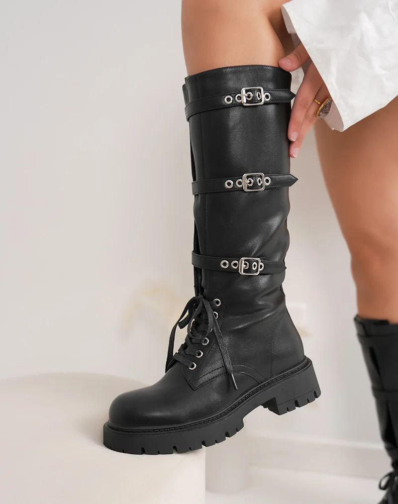 Bottes femme noires à lacets avec brides argentées tendance et semelle crantée