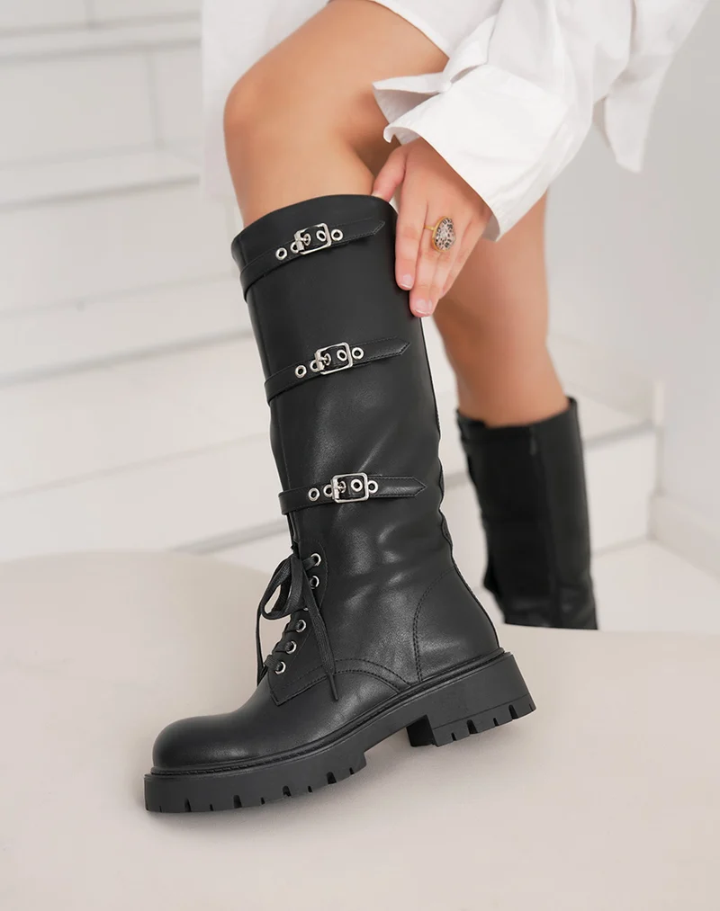 Bottes femme noires à lacets avec brides argentées tendance et semelle crantée