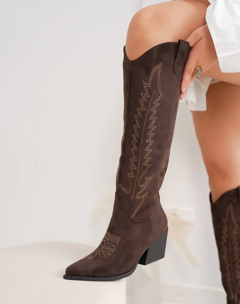 Bottes santiags femme marron en suédine brodée avec talon de 7cm