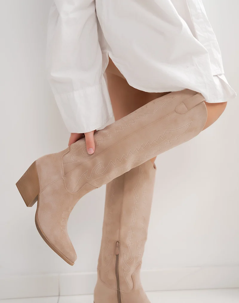 Bottes santiags femme beige en suédine brodée avec talon de 7cm