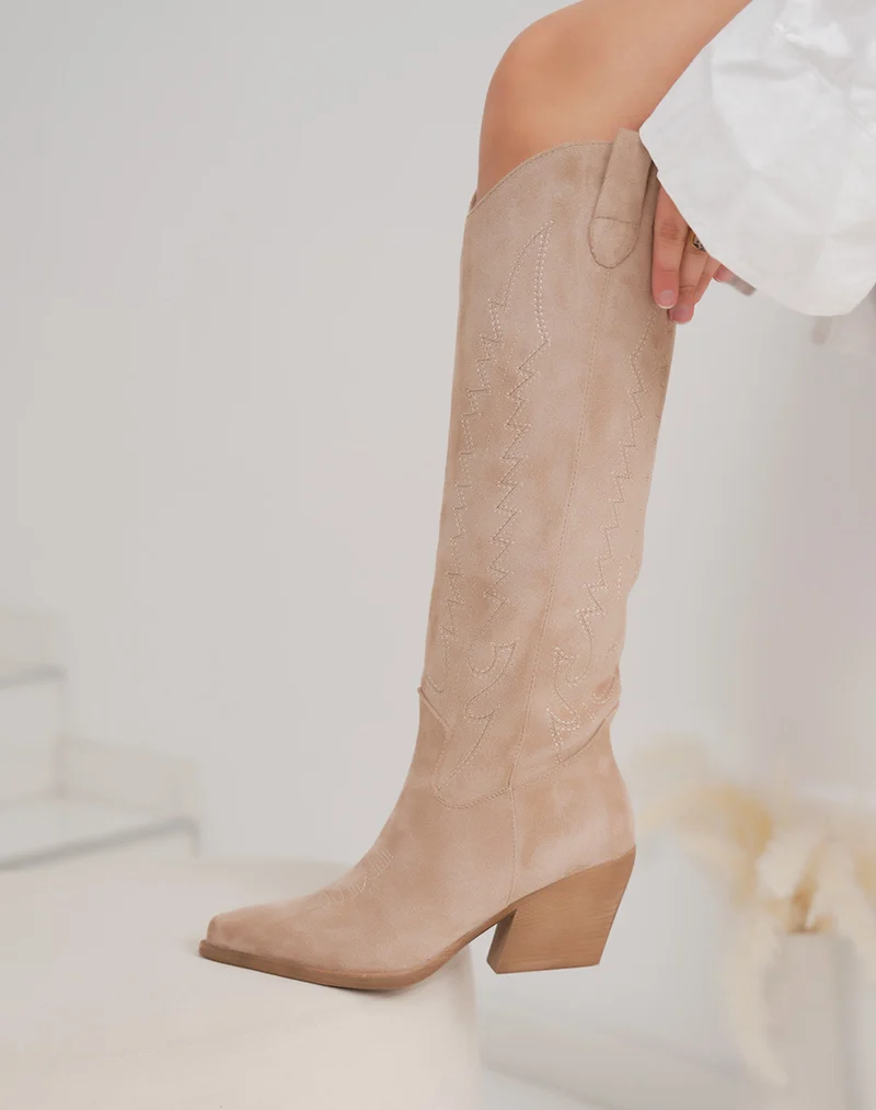 Bottes santiags femme beige en suédine brodée avec talon de 7cm