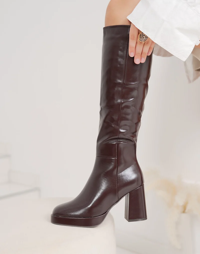 Bottes femme bordeaux à bout carré vernis et talon haut texturé de 8cm