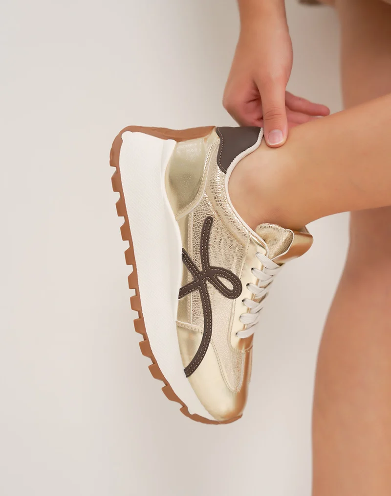 Basket femme dorée tendance avec ligne marron et semelle épaisse crantée