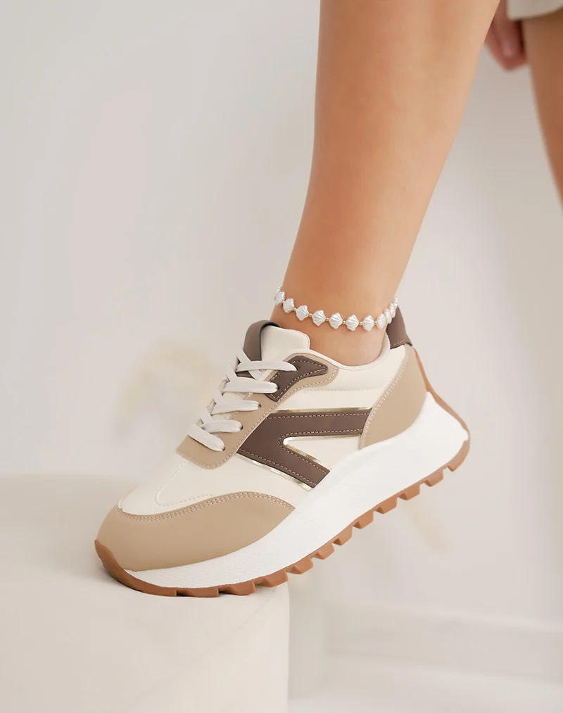 Basket femme beige tendance avec empiècements marron et taupe et semelle crantée épaisse