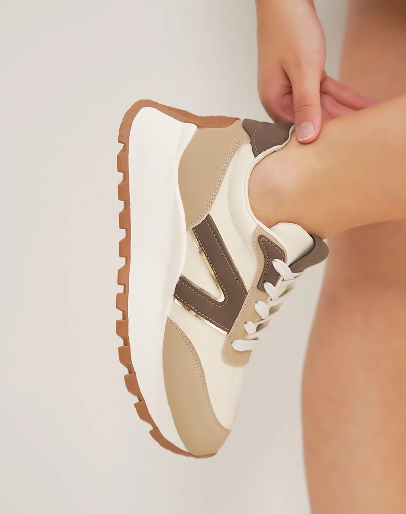 Basket femme beige tendance avec empiècements marron et taupe et semelle crantée épaisse