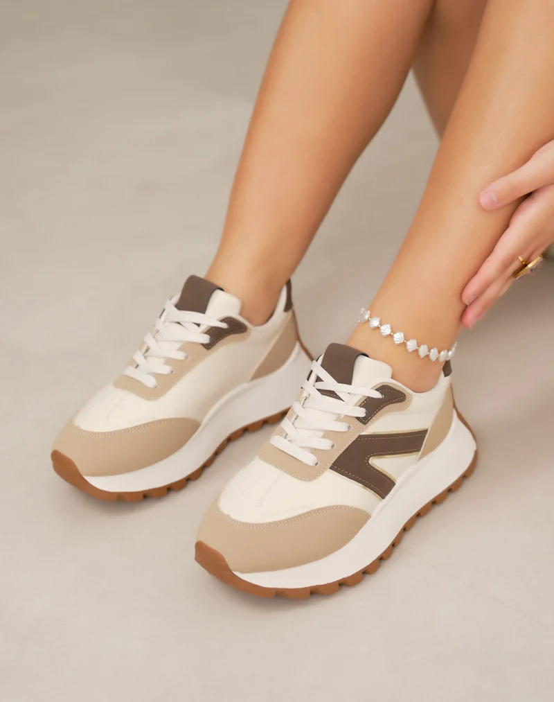 Basket femme beige tendance avec empiècements marron et taupe et semelle crantée épaisse