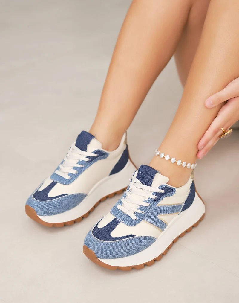 Basket femme beige tendance avec empiècements en jean et touche léopard