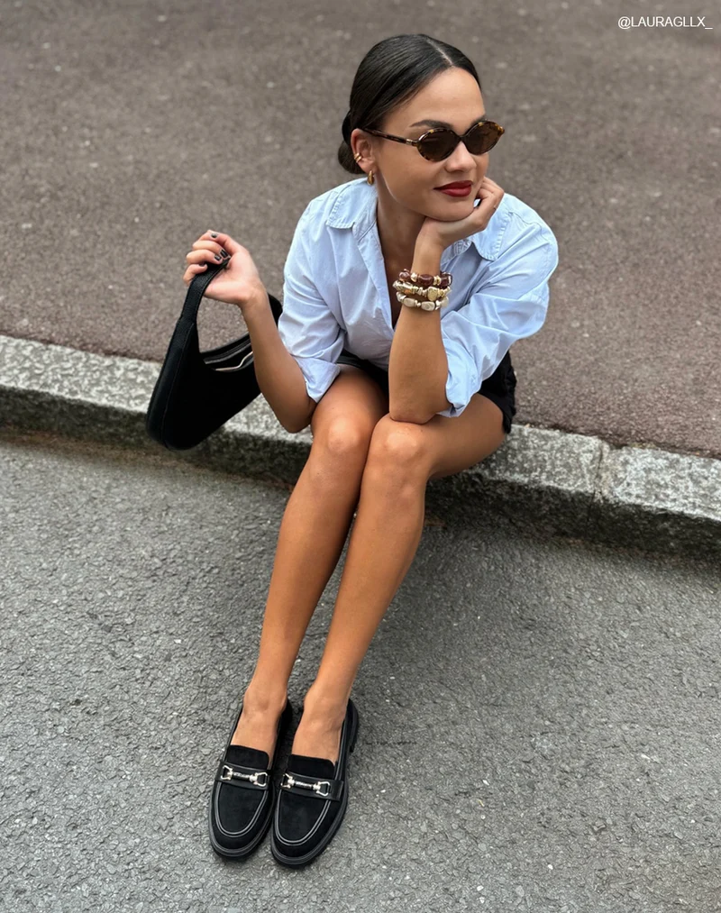 Mocassin femme noir élégant en suédine avec bijou doré et semelle crantée
