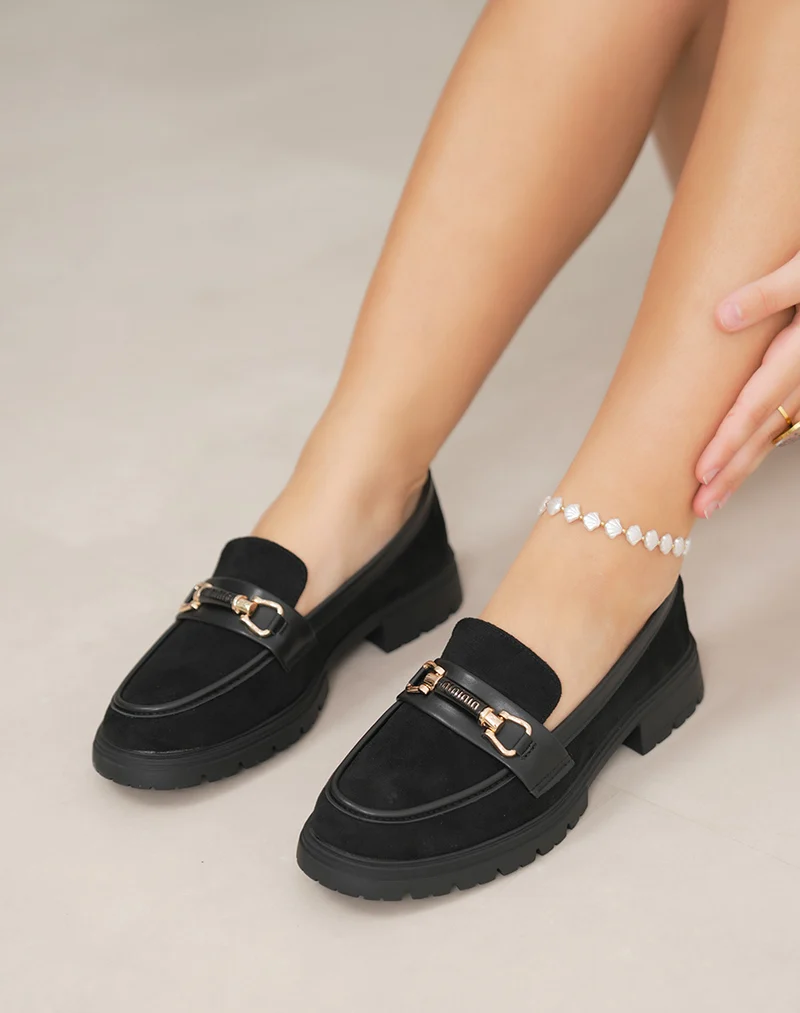 Mocassin femme noir élégant en suédine avec bijou doré et semelle crantée