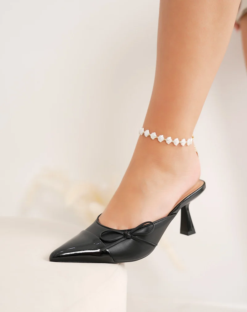 Escarpins femme noirs vernis – élégants à bout pointu avec nœud latéral et talon aiguille