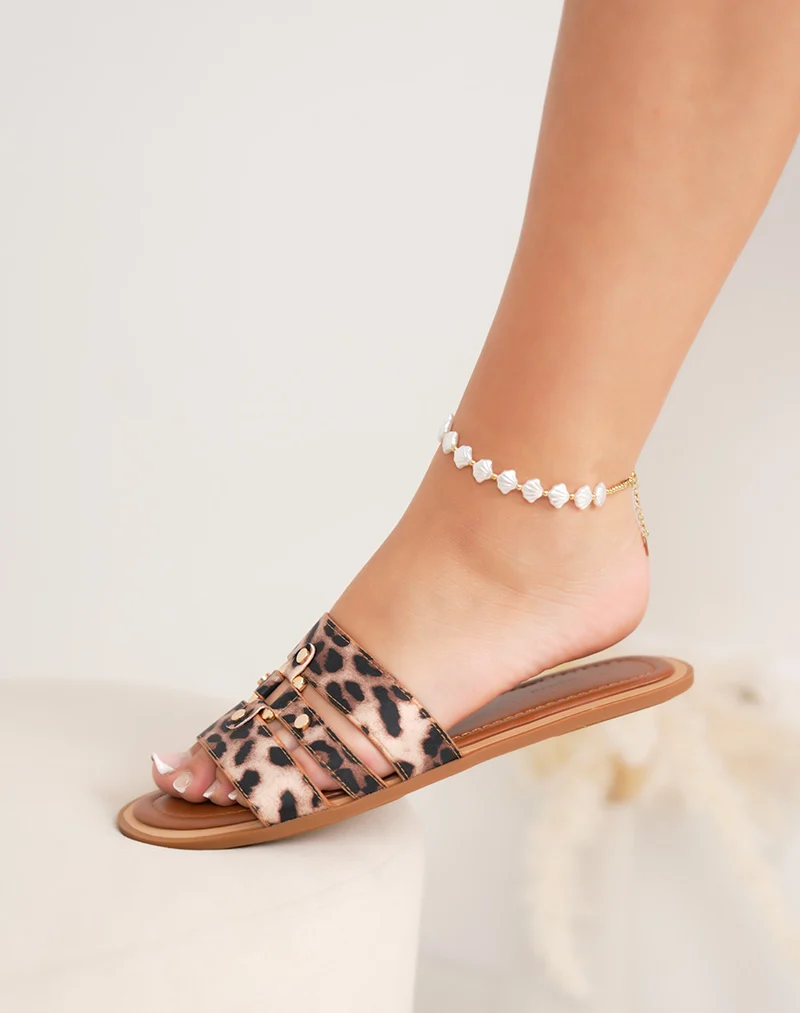 Mules femme léopard plates – à brides fines et bijoux dorés stylés