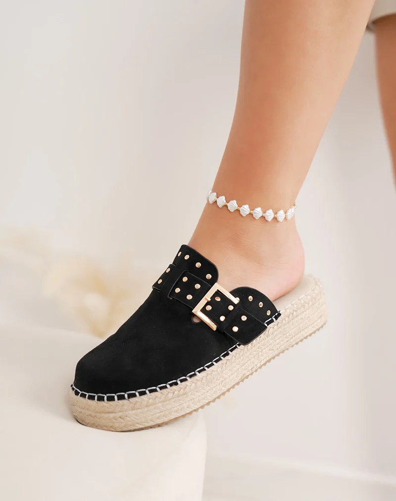 Mules femme noires en suédine tendance avec clous dorés et semelle corde épaisse