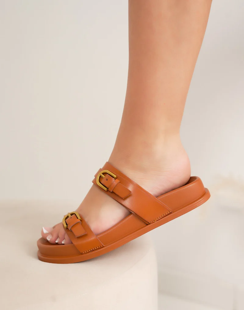 Mules femme marron à double brides et boucles dorées raffinées