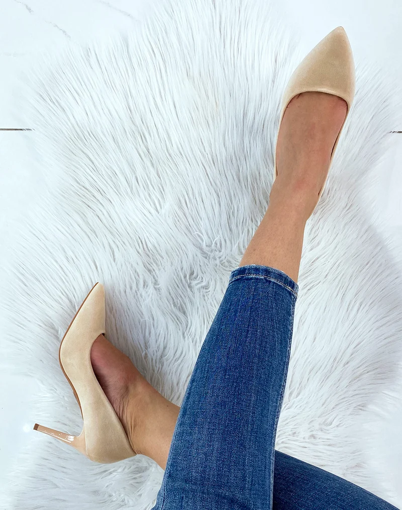 Escarpin beige en suédine à talon aiguille