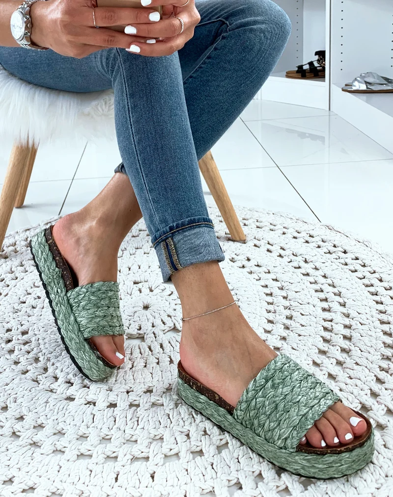 Mules à brides et à plateformes en osier tressés vertes