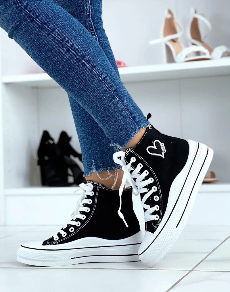 Baskets montantes noires avec un coeur brodé