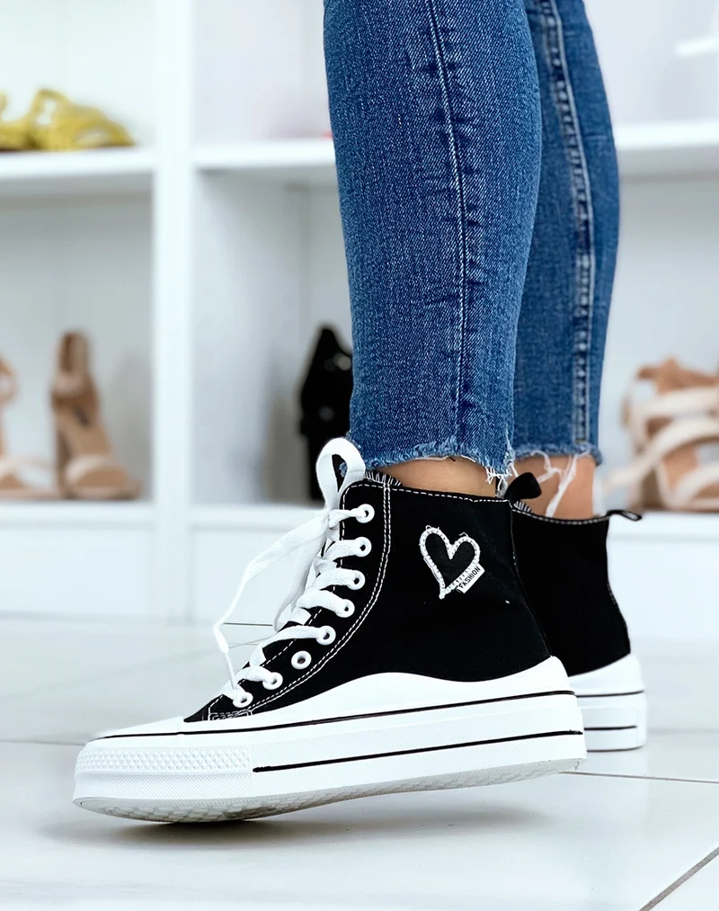 Baskets montantes noires avec un coeur brodé