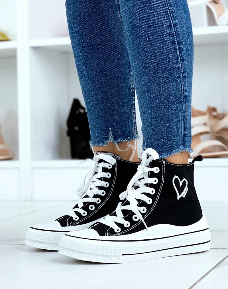 Baskets montantes noires avec un coeur brodé