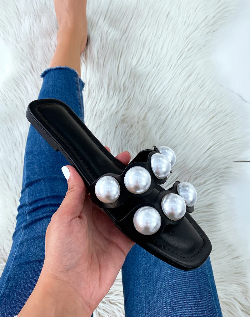 Mules plates noires à double brides et perles blanches