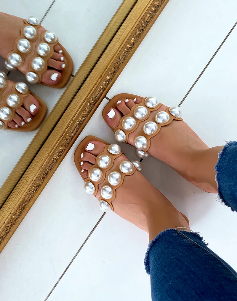 Mules plates camel à double brides et perles blanches
