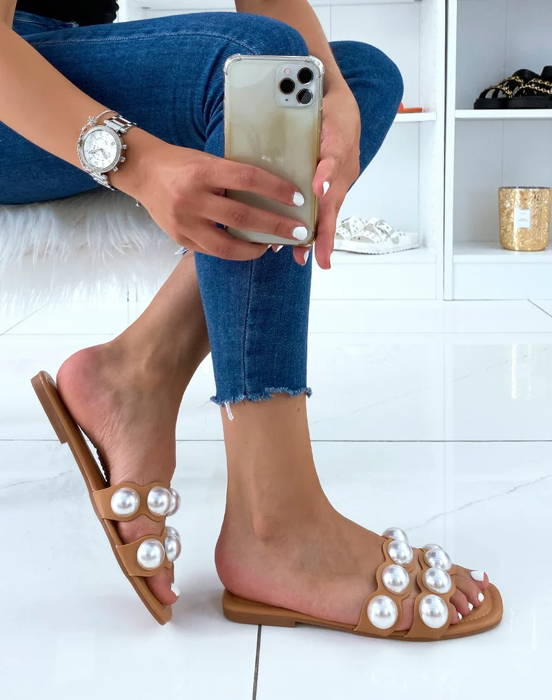 Mules plates camel à double brides et perles blanches