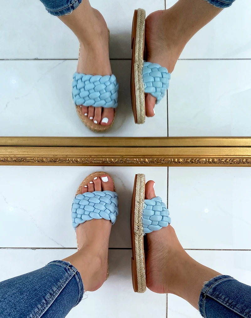 Mules bleu clair tressées à semelle en jute